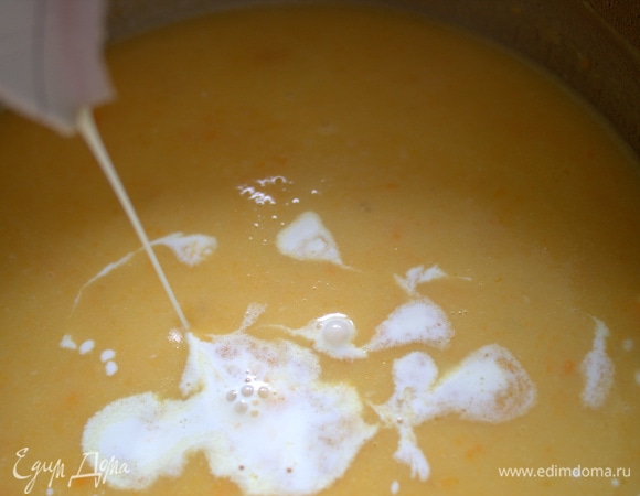 Влить сливки.