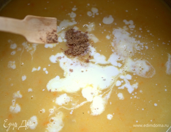 Добавить мускатный орех.