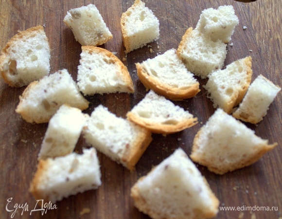 Гренки. Батон нарезать кубиком.