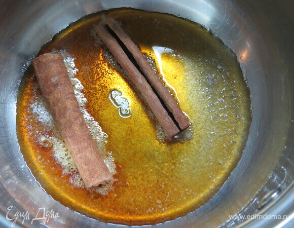Сначала приготовим крем шибуст. Замочите желатин в холодной воде. В кастрюлю всыпьте сахар (30 г), положите палочки корицы, на медленном огне расплавьте сахар до янтарного цвета, снимите с огня и влейте молоко.