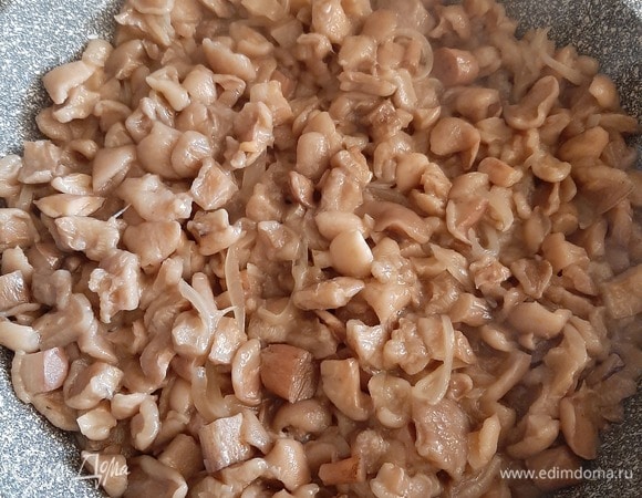 Грибы (любые, какие есть) обжарить с луком.