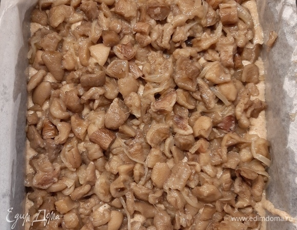 Сверху выложить начинку и поставить в духовку на 20 минут выпекаться при 180°C.