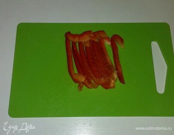 Болгарский перец очищаем от семян. Затем часть перца режем тонкими полосками, на одну куриную голень понадобится около 5 полосок перца. Оставшуюся часть болгарского перца откладываем в сторону, т. к. она еще пригодится.