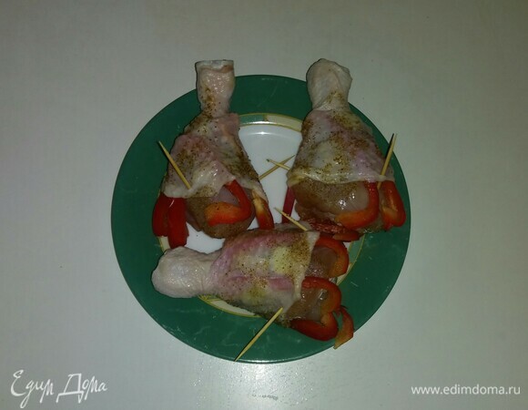 Посыпаем куриные голени смесью соли и приправы для курицы.