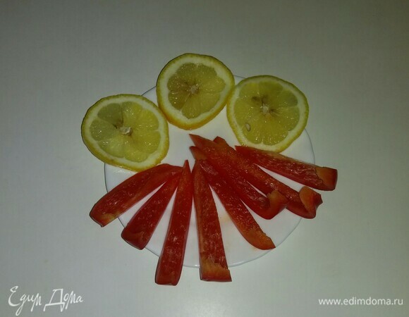 Оставшийся болгарский перец режем полосками, от лимона отрезаем три кружочка.