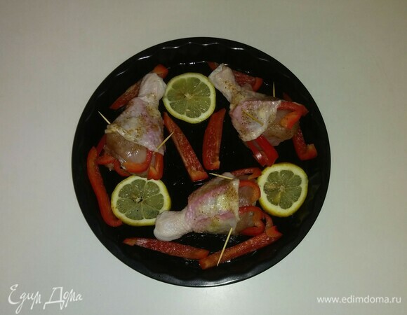 Противень смазываем растительным маслом. Затем выкладываем на него куриные голени, кружочки лимона и полоски болгарского перца. Разогреваем духовку до 190°C и ставим в нее противень на 40 минут (время приготовления зависит от вашей духовки). Приятного аппетита!