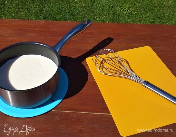 Баклажаны надо промокнуть салфеткой, чтобы убрать соль и горечь. На другой сковороде слегка обжариваю баклажаны и картофель на оливковом масле. Готовим соус: в сотейнике разогреваю сливочное масло, добавляю муку. Помешиваю до образования светло-коричневого цвета, вливаю молоко, добавляю немного соли и мешаю венчиком смесь до загустения.