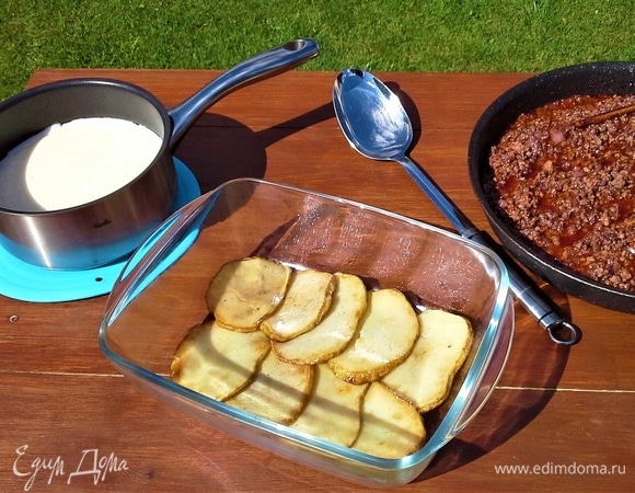 Собираем запеканку: первым слоем в форму для запекания укладываем картофель.