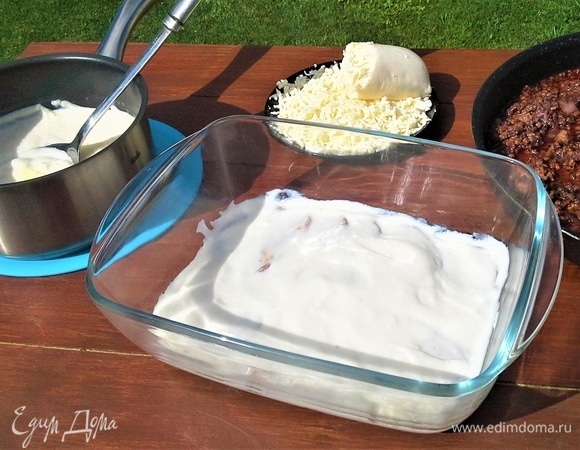 Второй слой — соус.