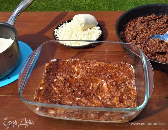 Третий слой — фарш. Палочку корицы уже можно убрать.