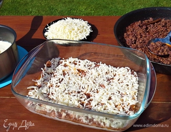 Четвертый слой — сыр моцарелла. Посыпать ее тонким слоем на фарш.