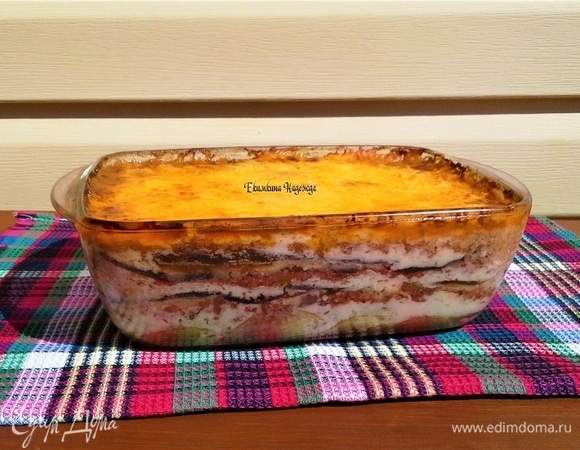 Шестой слой — соус. Потом — фарш, сыр, баклажаны, соус. Верхний слой соуса должен быть насыщенным. В духовой шкаф форму с мусакой ставим на 30 минут при 180°C. Готовую мусаку достаю из духовки, посыпаю слоем тертого пармезана и отправляю на 1 минуту обратно, чтобы растопился сыр. Получается очень красивая корочка. Это блюдо не на скорую руку, с ним надо повозиться! Но оно того стоит!