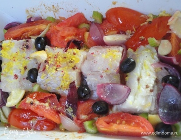 Подпекшиеся овощи достать из духовки, перемешать. Выложить филе рыбы между овощами и вернуть все в духовку. Печь еще 15–20 минут до готовности рыбы.