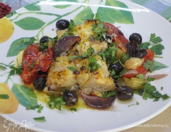 Подавать с рубленой зеленью. В качестве гарнира подойдет булгур или печеная картошка. Но для меня просто рыба с овощами — уже самодостаточное блюдо. Если только дополнить бокалом хорошего вина :)