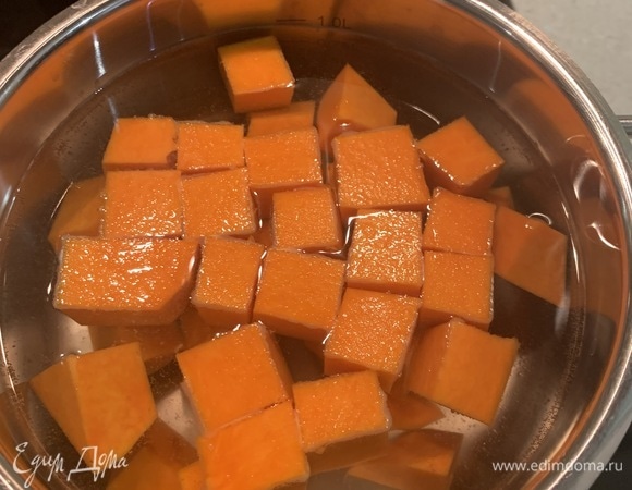 Из тыквы нужно приготовить пюре. Для этого чистим тыкву, нарезаем на маленькие кубики и отвариваем в воде 10 минут. Нежные кусочки тыквы измельчите в пюре блендером.