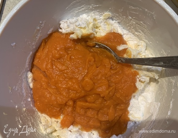 Размягченное сливочное масло соедините с сахарной пудрой. Добавьте остывшее тыквенное пюре и перемешайте. Добавьте кукурузный крахмал и пряности.