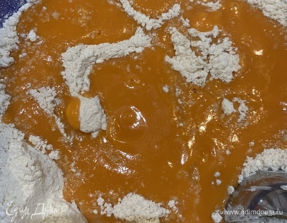 Всыпьте просеянную муку с разрыхлителем. Перемешайте до получения максимально однородной массы. Тесто для печенья готово.