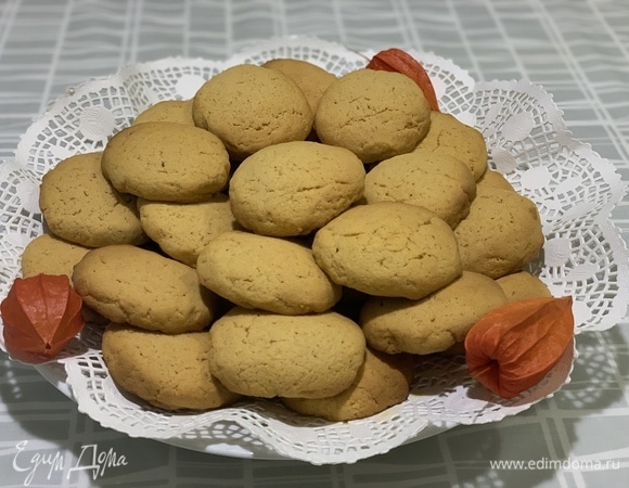 Поставьте тыквенное печенье в духовку, разогретую до 180°C. Выпекайте печенье с тыквой в течение 10–15 минут до желаемой степени румяности.