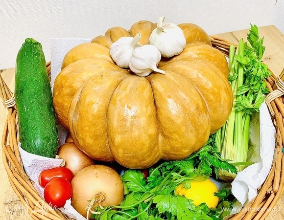 Подготавливаем овощи и мясо. Овощи промыть. Мясо заранее достать из холодильника, чтобы было комнатной температуры.