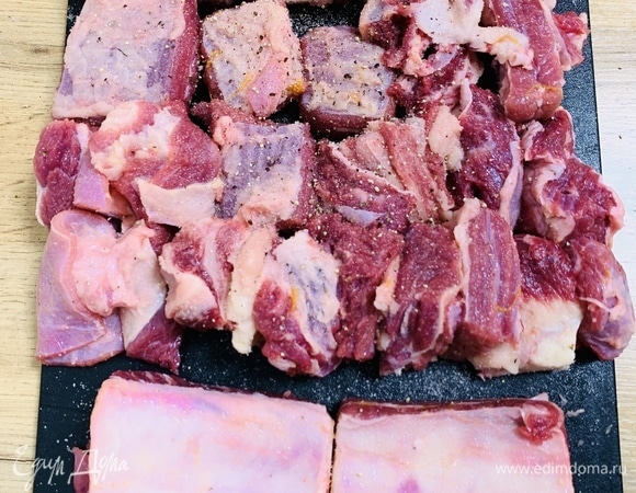 Маринуем мясо в специях, добавляем соль, перец и чеснок.