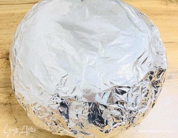 Герметично заворачиваем тыкву в несколько слоев фольги, чтобы сок от тыквы не вытек. Сока будет очень много. Ставим тыкву на противень и отправляем в разогретую до 110–120°C духовку на 10–12 часов.
