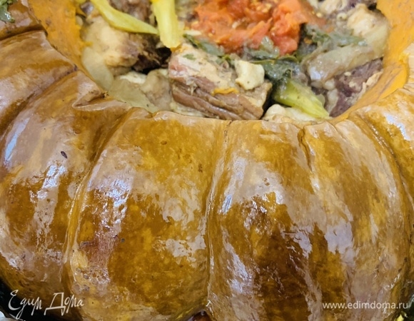 Открываем крышку и поливаем мясо выделившимся из тыквы соком.