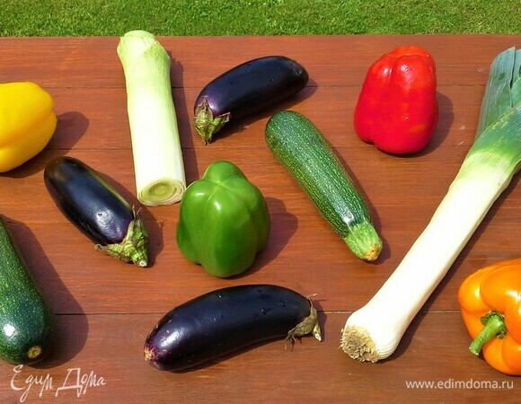 Пробежимся по огороду, соберем свежие овощи с грядок. Промоем, обсушим и начнем готовить!