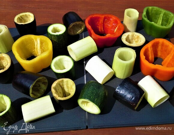 Подготовьте овощи: нарежьте их, приведите к одному размеру и удалите внутренности.