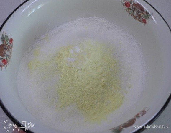 Муку смешать с крахмалом и разрыхлителем. Включить духовку на разогрев до 180°C.
