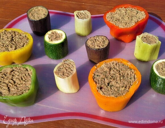 Овощи будем готовить на шампурах. Чтобы они не трескались, надо их бланшировать. Опустите на короткое время в подсоленный кипяток, а потом в ледяную воду.