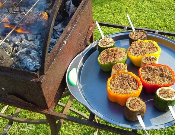 Овощи набила фаршем. Торцы слегка обжарила на сковороде, где обжаривался фарш, для того, чтобы фарш схватился, и не вытекал жир.