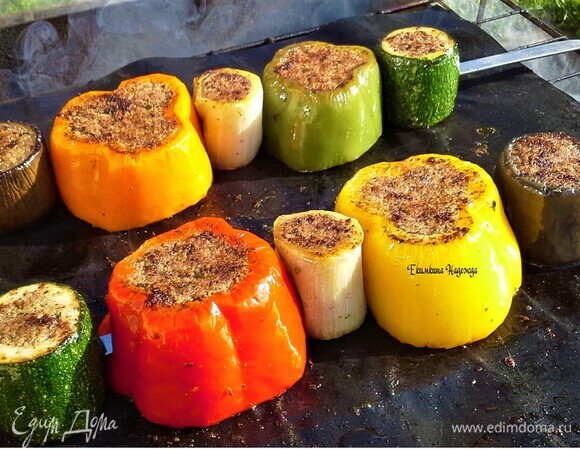 На решетку мангала я всегда кладу свой любимый жаропрочный коврик. На нем очень удобно жарить! Жарим овощи со всех сторон, постоянно поворачивая шампуры. Великолепный вариант — сразу есть печеные овощи и мясо. Мои гости были в восторге от необычного блюда. Друзья, приготовьте и вы. Гости удивятся, и вы порадуетесь. Очень вкусно!