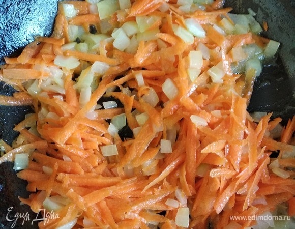 Лук мелко порубить. Мелко нарезать морковь (я обычно тру на крупной терке). Обжарить лук и морковь на растительном масле минут 10.
