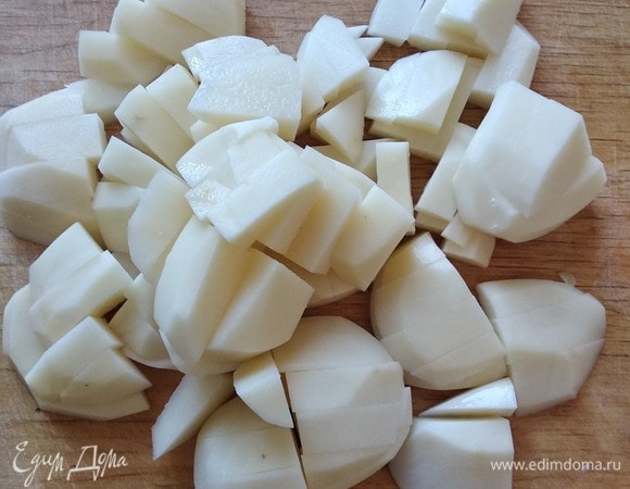 Картофель нарезать кубиком или брусочком. Опустить в кипящий бульон. Минут через пять добавить морковь с луком. Мясо достать из супа и нарезать на некрупные кусочки. Кость выбросить. Мясо вернуть в суп.