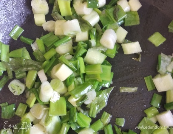 На растительном масле обжарить зеленый лук минуты 3.