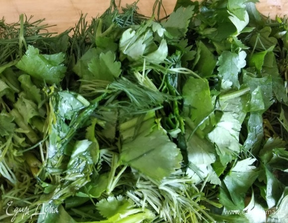 Нарубить зелень. Если не любите кинзу, не кладите.