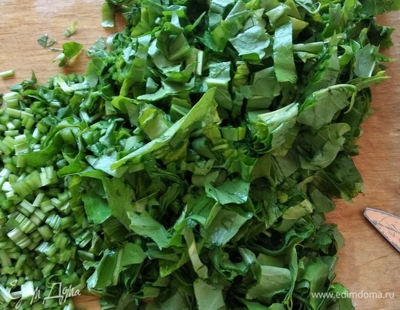 Нарезать щавель. Я обычно использую половину черенков. От количества черенков зависит кислота супа. Когда картофель почти готов, добавить нарезанную зелень и зеленый лук. Когда картофель сварится, добавить щавель. Посолить и поперчить по вкусу. Когда щавель потемнеет, можно выключать. Подавать с вареным яйцом (я указала из расчета половина яйца на порцию) и сметаной. Приятного аппетита!