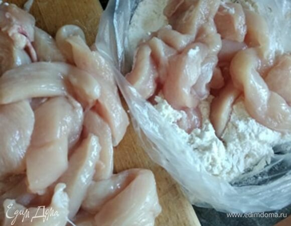 Промытое и (обязательно!) хорошо обсушенное филе разделяем на 2–3 слоя вдоль и нарезаем тонкими, до 1 см, полосками. Сразу ставим варить лапшу или рис для гарнира. Крахмал высыпаем в пищевой мешочек, кладем в него нарезанное куриное филе и, крепко сжав горловину мешочка, трясем-переворачиваем его, чтобы мясо получило ровную панировку. Будете ли вы панировать мясо в крахмале в миске или, как я, в пакетике — крахмал (особенно картофельный) быстро становится липким и склеивает полоски филе. Тогда приходится отделять их друг от друга и по одной класть на сковороду, а время жарки поджимает. Так что вместо хотя бы 1 ст. ложки крахмала стоит положить муку.