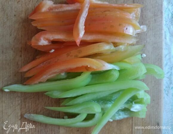 Тонко нарезаем вдоль сладкий перец и ломтики ананаса.