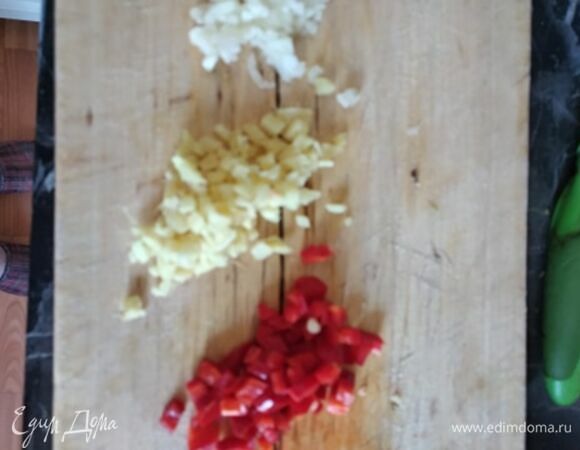 Измельчаем ножом имбирь (кусочек 2–3 см). Я добавила немного чили, мелко его порубив. Но это необязательно.