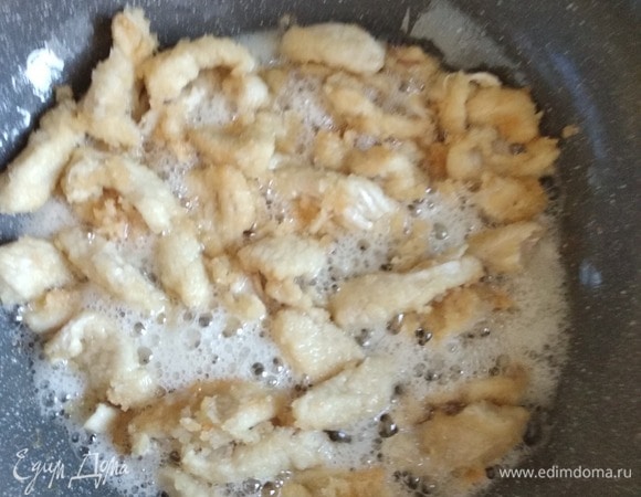 Смешиваем компоненты для соуса. На самом сильном огне в большой толстодонной сковороде (если у вас нет сковороды-вок) хорошо разогреваем масло. И начинаем обжаривать курицу, свободно располагая кусочки для быстрого обжаривания, все время перемешивая. На каждую порцию (я жарила в 3 приема) уходит примерно 2 минуты. Т.е. мясо должно побелеть и только начинать браться корочкой.