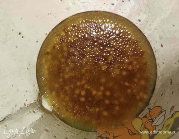 Для заправки растительное масло соединяем с яблочным уксусом, сахаром и солью. Добавляем в заправку горчицу. Перемешиваем.