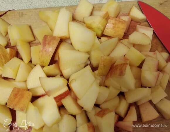 За это время яблоки нарезаем кубиками.
