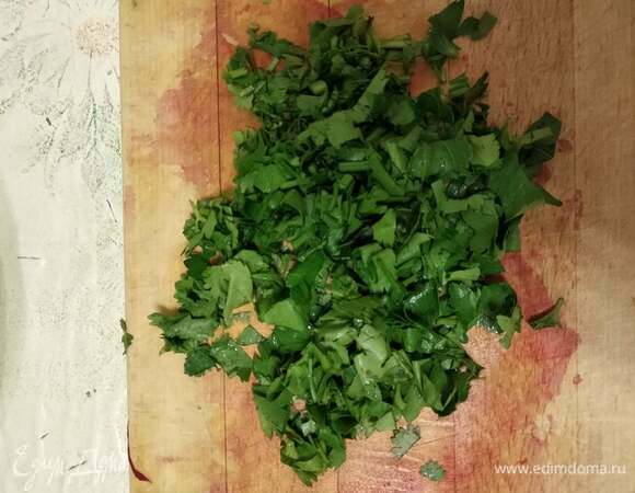 Петрушку измельчаем.
