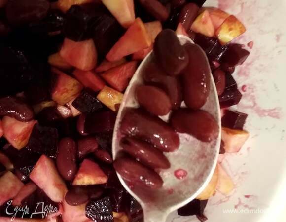 Соединяем фасоль, яблоки, свеклу с заправкой, добавляем петрушку. Все перемешиваем и при необходимости солим салат по вкусу. Приятного аппетита!