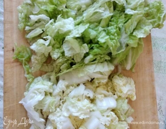 Пекинскую капусту промываем, обсушиваем бумажным полотенцем и нарезаем.