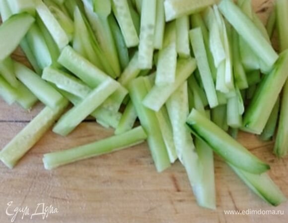 Огурцы нарезаем соломкой. У меня два огурца среднего размера. Если у вас длинноплодные, смотрите по размеру. Может быть, хватит половины.