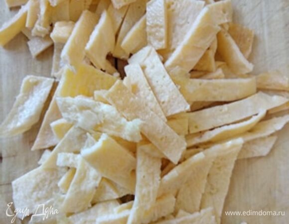 Яйца взбиваем и выпекаем тонкий яичный блинчик. Когда остынет, нарезаем соломкой. Смешиваем все ингредиенты. Заправляем майонезом, сметаной или йогуртом. Я обычно беру майонез и йогурт или сметану 50/50. При необходимости посолить. Салат готов. Приятного аппетита!