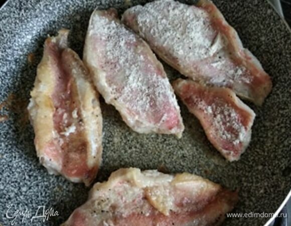 Филе рыбы с кожей посолить, поперчить, обвалять в муке и обжарить до полуготовности.