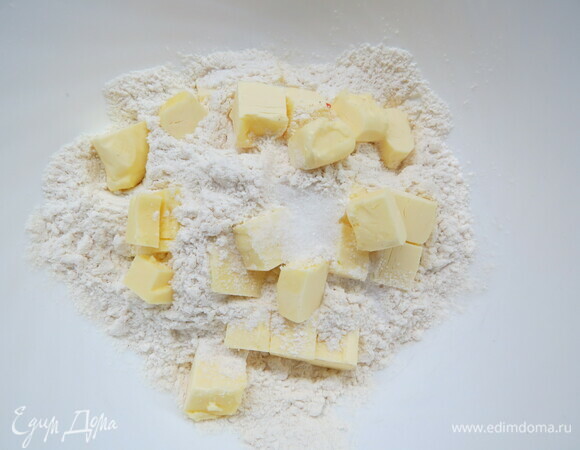 Готовим тесто для американского тыквенного пирога. Холодное сливочное масло нарезаем маленькими кубиками. Добавляем муку, соль, сахар и перетираем в крошку.